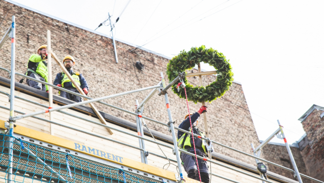 Spāru vainags Latvijas Leļļu teātra jumta korē