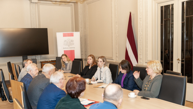 Cilvēki pie sanāksmju galda