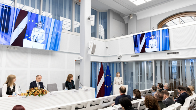 Cilvēki sanāksmju zālē