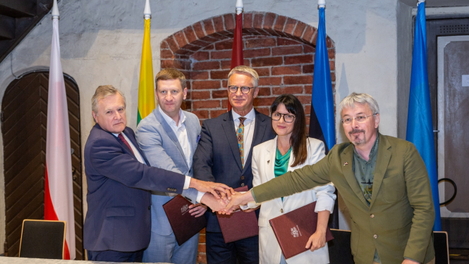 Piecu valstu kultūras ministri deklarācijas parakstīšanas brīdī.