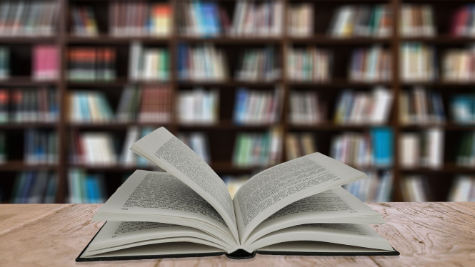 grāmata bibliotēkā