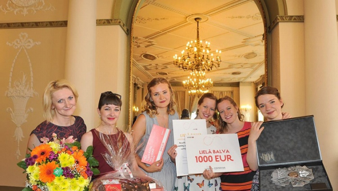 Dziesmusvētku Lielo balvu kā labākais koklētāju ansamblis ieguvis koncertorganizācijas „AVE SOL” koklētāju ansamblis CANTATA