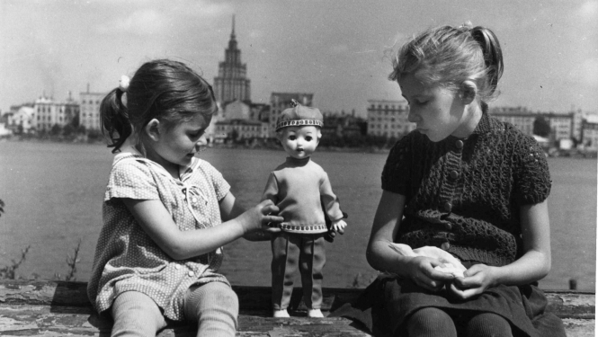 Bērni uz Rīgas fona