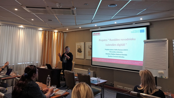 Pilsrundāles bibliotēkas vadītāja Aelita Ramane uzstājas ar prezentāciju “Projekts “Rundāles novadnieku kalendārs digitāli””