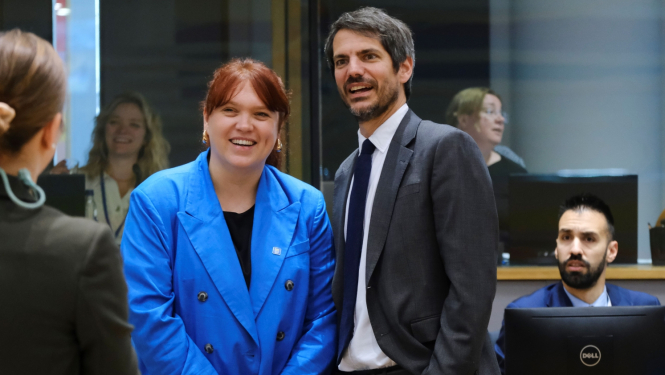 ES Padomes publicitātes foto: Kultūras ministre Agnese Logina un Spānijas kultūras ministrs Ernests Urtasuns (Ernest Urtasun)