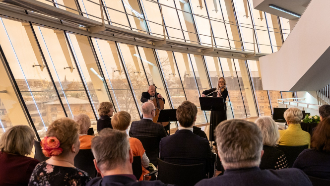 Koncerts zālē ar skatītājiem