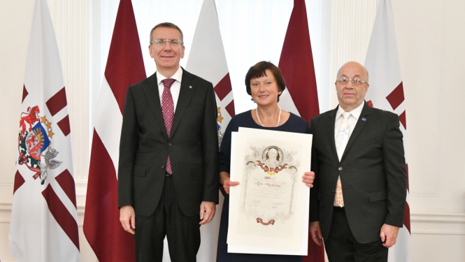 Alfrēda Kalniņa Cēsu Mūzikas vidusskolas pedagoģe Ilze Mazkalne saņem Ata Kronvalda balvu