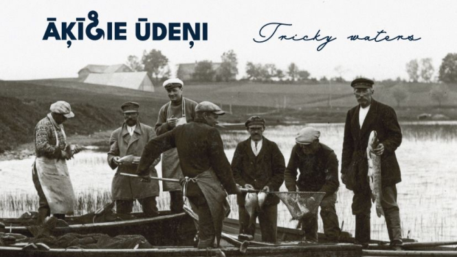 Izstādes “Āķīgie ūdeņi” publicitātes attēls ar zvejniekiem