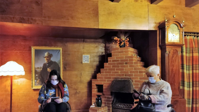 Muzeja apmeklētāji ratiņkrēslos