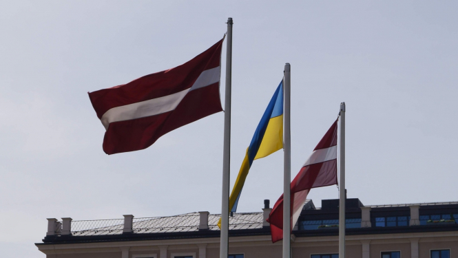 Latvijas un Ukrainas karogi