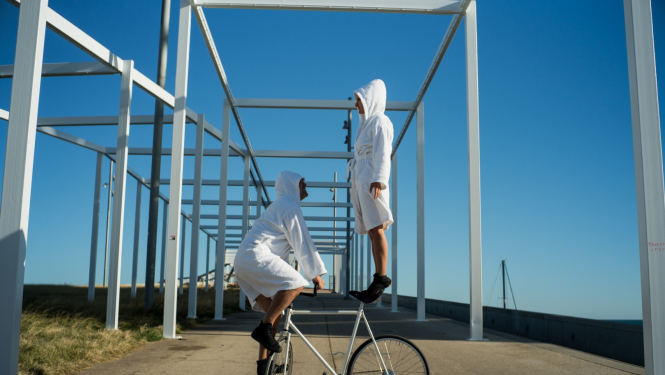 Divi cirka mākslinieki brīvā vidē