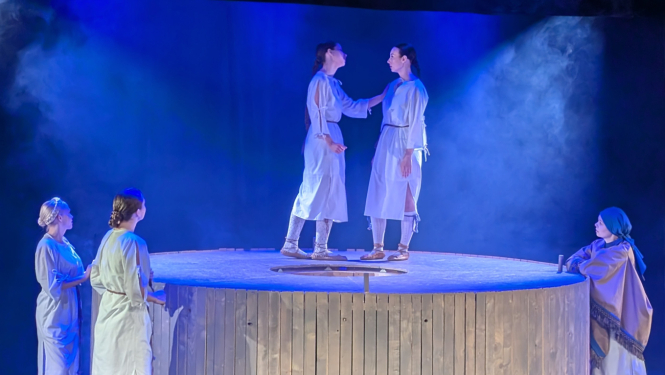 Amatierteātra izrāde - uz skatuves 5 aktieri