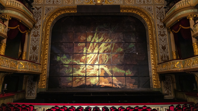 Latvijas Nacionālās operas Lielajā zālē uzstādīts Andra Eglīša lielformāta gleznojums, foto: Jānis Ķeris