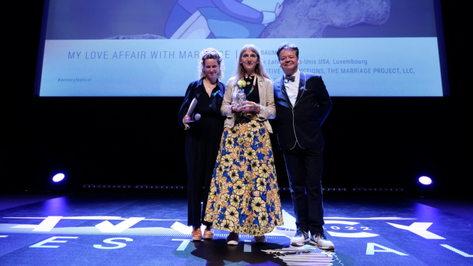 Režisore Signe Baumane (centrā) ar Ansī festivāla žūrijas Izcilības balvu