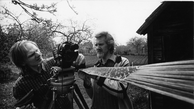 Režisors Ansis Epners (centrā) un operators Andrejs Apsītis filmē Lielvārdes jostu (1980). Foto no Kristapa Epnera arhīva