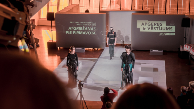 Liepājā atklāj Valsts konkursa “Apģērbs ir vēstījums” labāko darbu izstādi, foto: Kārlis Volkovskis