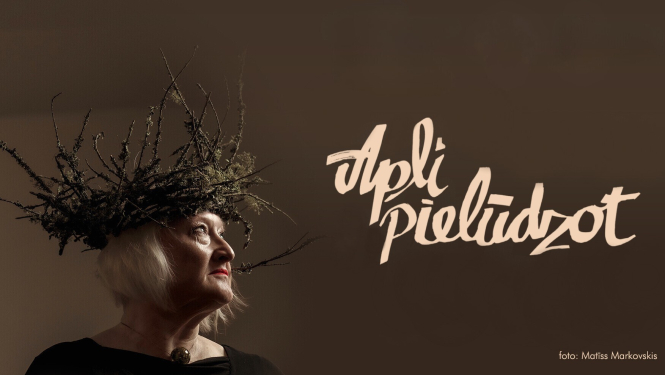 Ojāra Vācieša muzejā aplūkojama Brigitas Strodas darināto kroņu kolekcija, foto: Matīss Markovskis