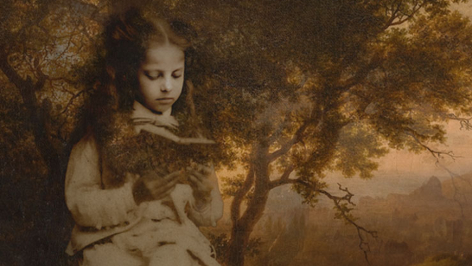 Senlaicīgs fotoattēls, meitene dārzā lasa grāmatu