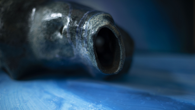 Keramikas mākslas darbs zilā krāsā