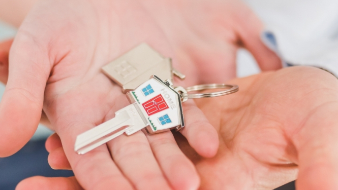 Atslēgu piekariņš ar mājokļa atslēgām