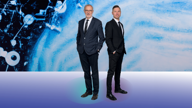 Divi cilvēki uz skatuves