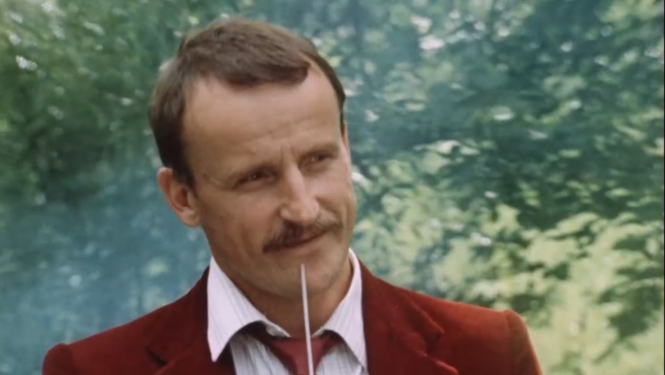 Kadrs no filmas "Aveņu vīns"