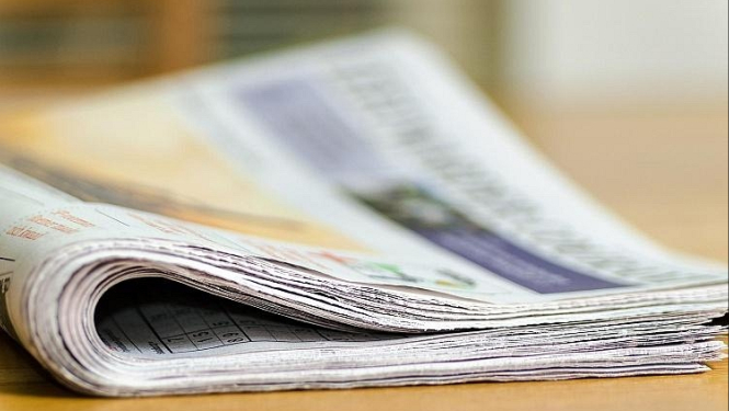 Salocīta avīze uz galda