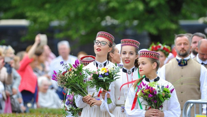 Septītā diena: deju lieluzvedums “Māras zeme”, noslēguma koncerta “Zvaigžņu ceļā” ģenerālmēģinājums, folkloras svētki un vokālo ansambļu koncerti