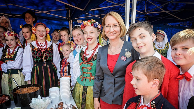 FOTO APSKATS: ar plašu svinīgo norišu programmu atklāta Latvijas valsts simtgade