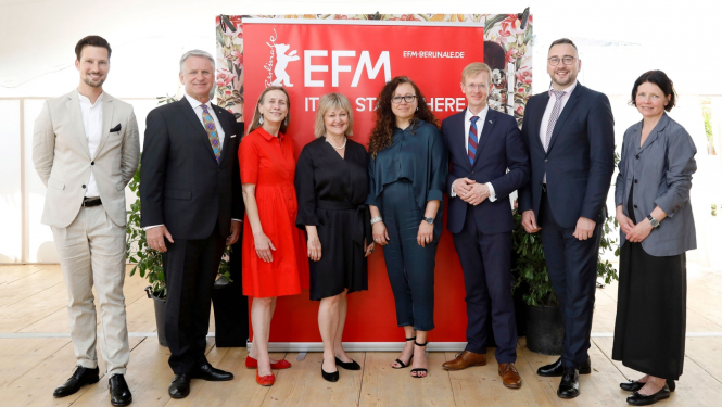 Berlināles sadarbības līguma parakstīšanas dalībnieki, no kreisās: Deniss Rū, Nauris Puntulis, Marieta Risenbeka, Edīte Sepa, Daina Urbanavičiene, Tīts Teriks, Laimonis Ubavičs, Inga Blese. Foto: Cannes Film Festival © Berlinale / Kurt Krieger