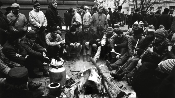 Barikāžu dalībnieki pie Latvijas Republikas Augstākās padomes ēkas (tagad Saeima). 1991. gada janvāris. Fotogrāfs Leons Balodis. LNVM krājums