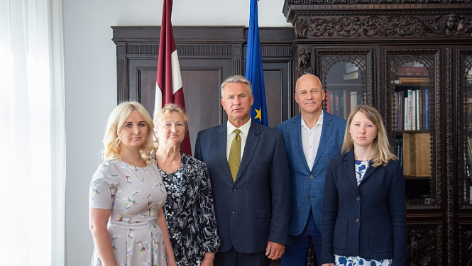 Kultūras ministrs tiekas ar ēkas Elizabetes ielā 2 autoru tuviniekiem