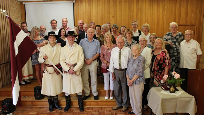 Latvijas simtgades karogs no Austrālijas ceļo pie tautiešiem Kanādā