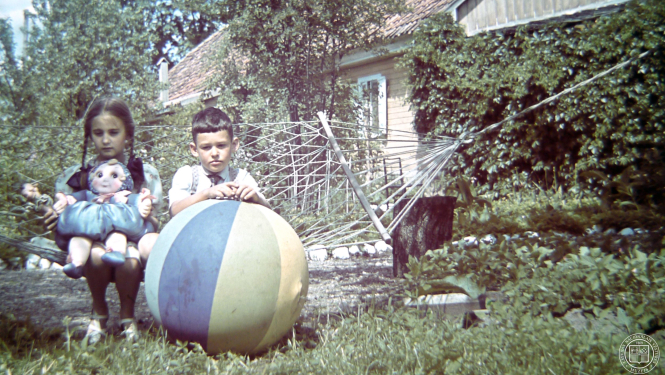 Bērni ar rotaļlietām Platkāju mājās Jelgavas apriņķa Platones pagastā. 1939. gads. Fotogrāfs Valdemārs Ģinters.