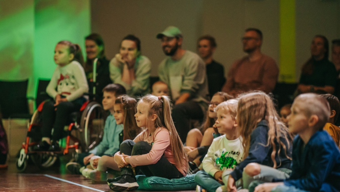 Bērnu izrāžu apmeklētāji koncertzālē "Lielais dzintars"
