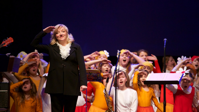 Rīgas Doma meiteņu koris TIARA un diriģente Aira Birziņa