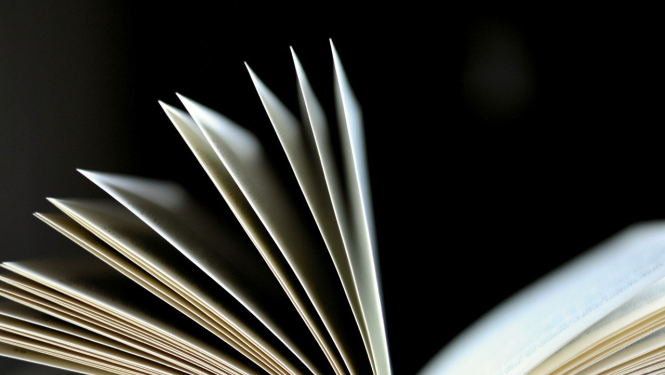 Grāmatas uz galda, asociatīvs attēls