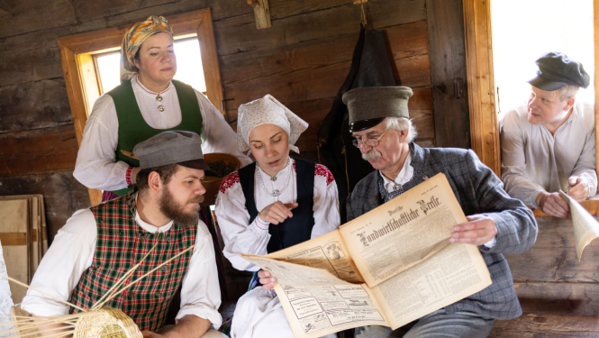 Brīvdabas muzeja ekspozīcijas iekštelpas ar muzeja darbiniekiem