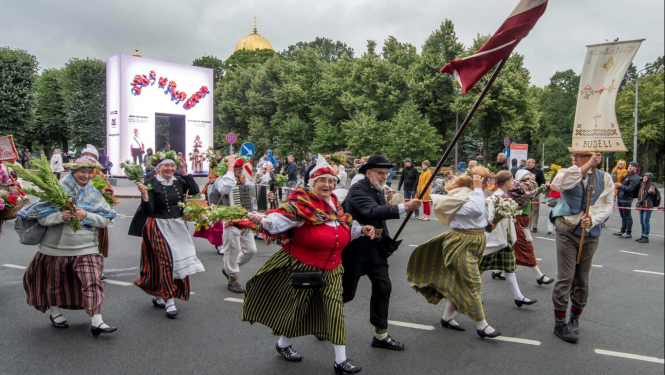 Darbs no izstādes “Budēļi dzied Dziesmu svētkos”, foto autors: Andris Eglītis