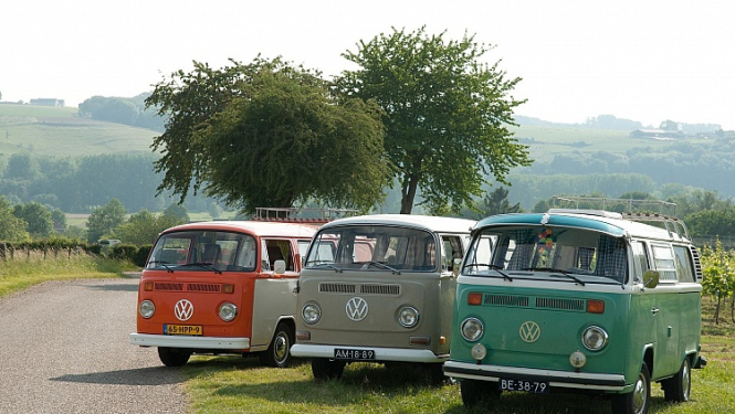 Trīs Volkswagen busiņi uz ceļa