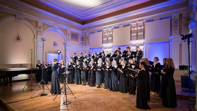 Sieviešu koris koncertā uz skatuves