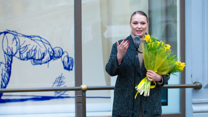 Čehova teātra vadītāja Dana Bjorka pie teātra fasādes