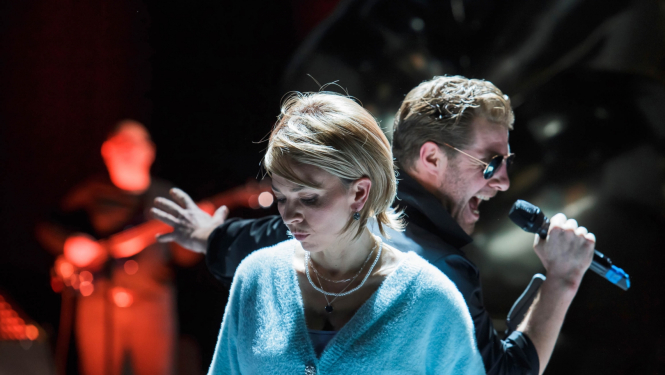 Divi aktieri uz skatuves