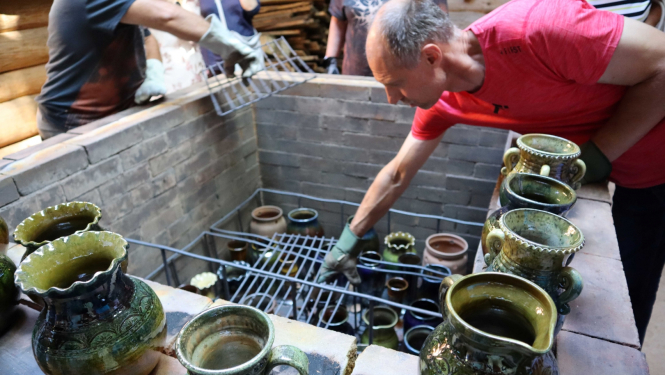 Podnieks pie cepļa ar māla podiem