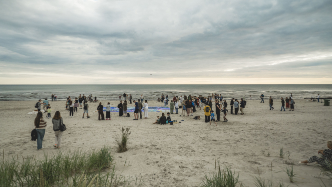 Cilvēki pludmalē pasākumā