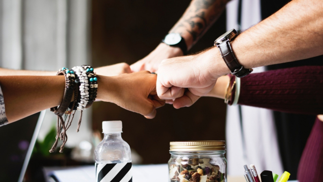 Cilvēki sasveicinās viens ar otru