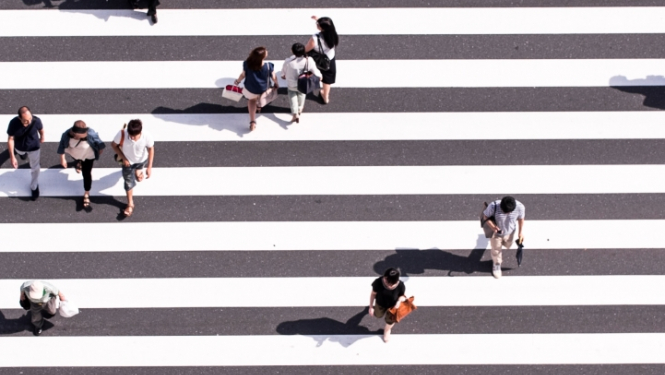 Cilvēki uz gājēju pāreja