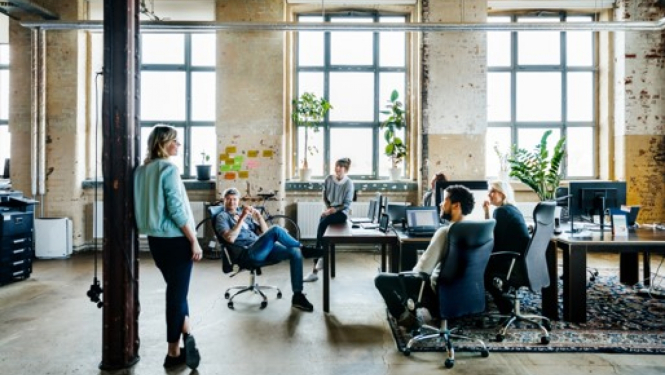 cilvēki darba kolektīvā