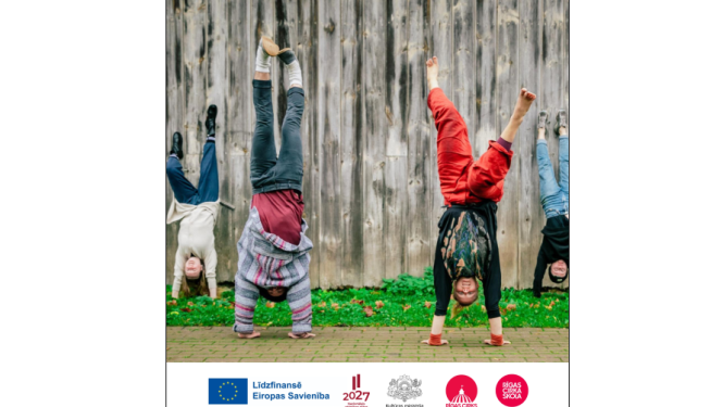 Bērni trenējas cirka mākslā brīvā dabā