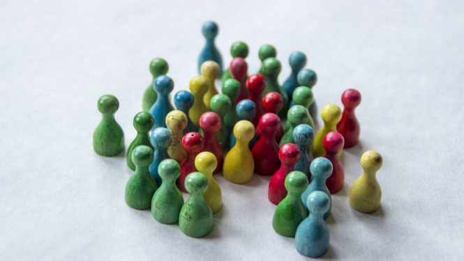 krāsaini spēļu kauliņi